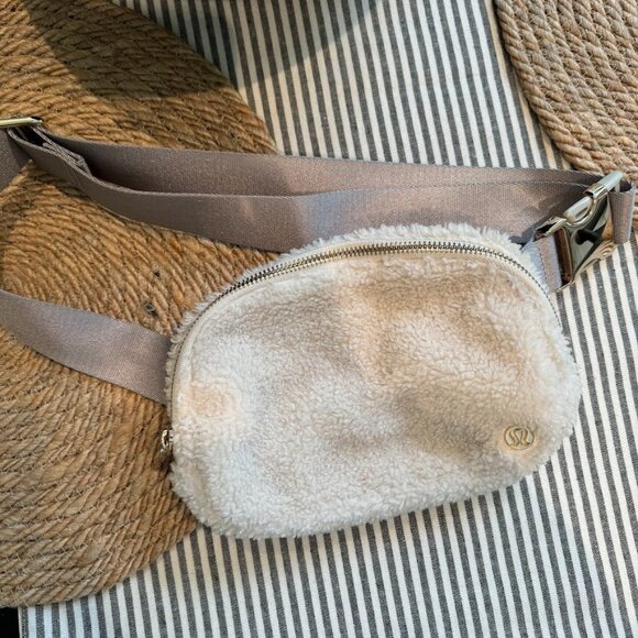 Lululemon Everywhere Belt Bag 1L Fleece - Picture 2 of 4